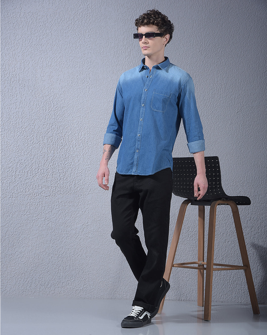 DONLAY DARK BLUE SOLID SLIM-FIT CASUAL SHIRT