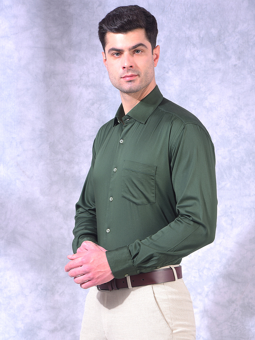donlay bottle green solid slim-fit formal shirt