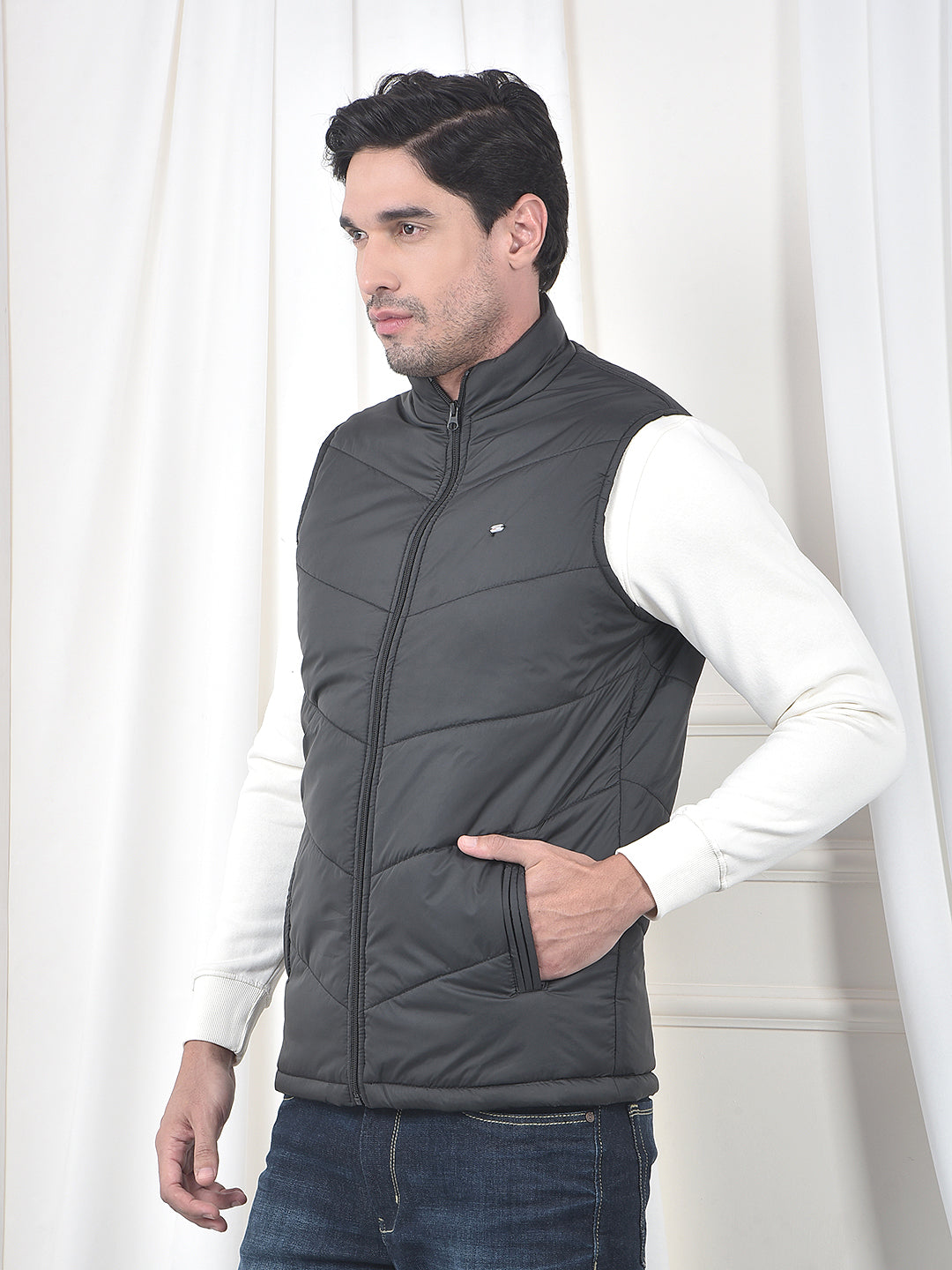 cobb solid black sleeveless zipper jacket