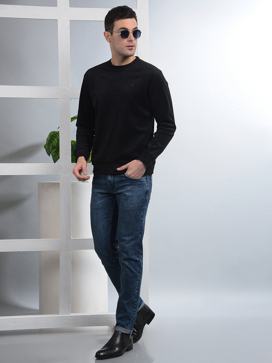 cobb solid black round neck velvet sweatshirt