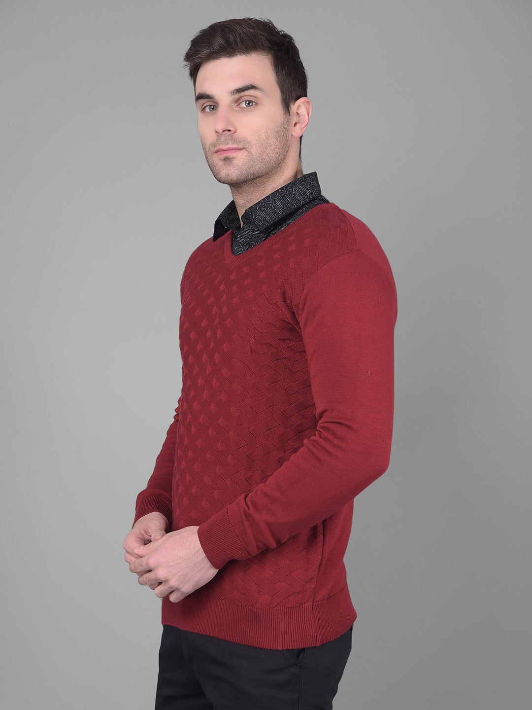 cobb solid mehroon pattern v-neck sweater
